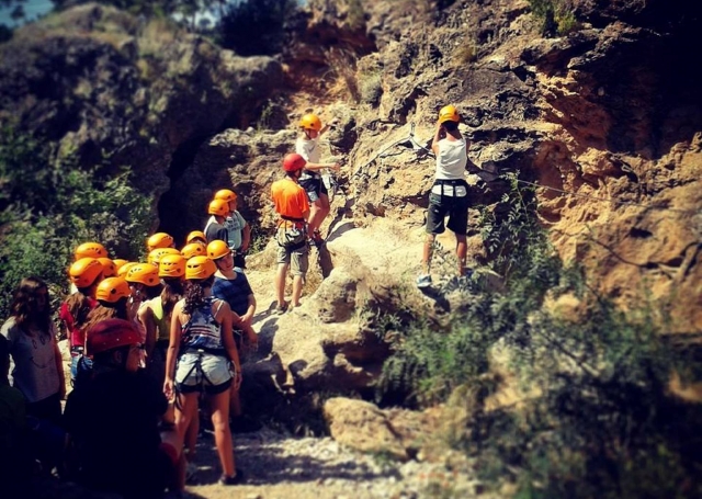 Chicos en escalada